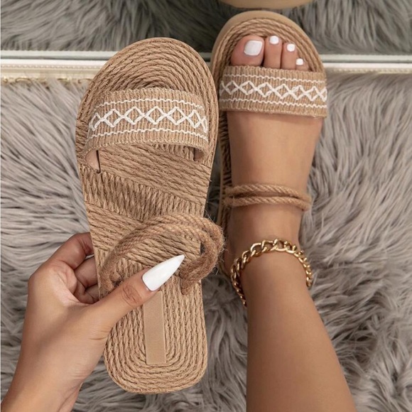 Shoes - ⚠️Clearance Women’s Tan Sandals With Straps